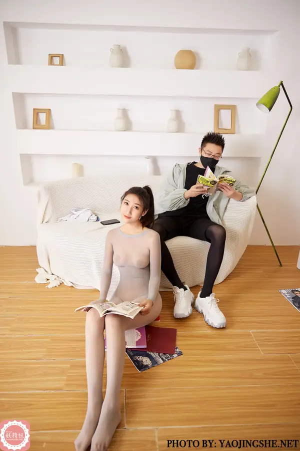 思文《书柜前》