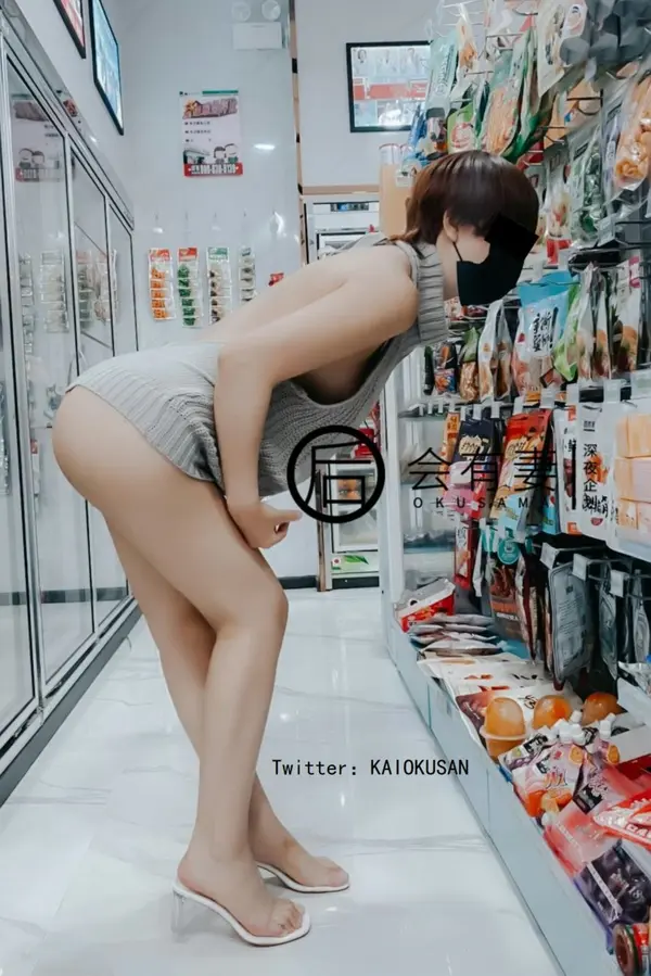 真空情趣露背毛衣跳蛋露出